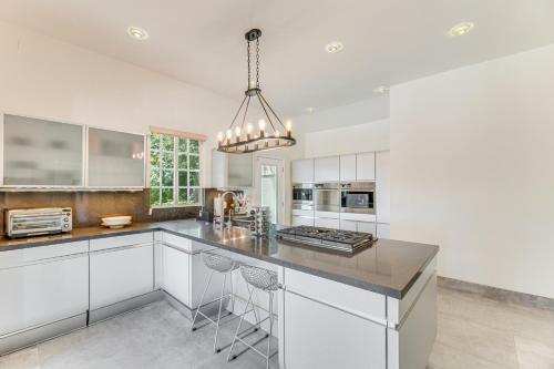 Los Angeles Home with Private Pool, Mtn and Lake View! in Los Angeles, USA