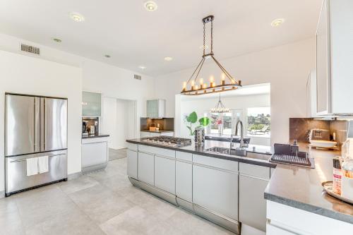 Los Angeles Home with Private Pool, Mtn and Lake View! in Los Angeles, USA
