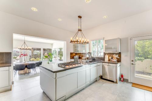 Los Angeles Home with Private Pool, Mtn and Lake View! in Los Angeles, USA
