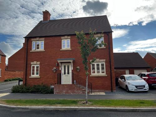 Brackley near Silverstone Grand Prix 3 double bed family home in Brackley East