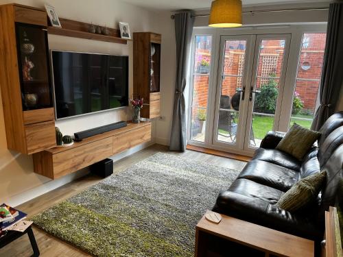 Brackley near Silverstone Grand Prix 3 double bed family home in Brackley East