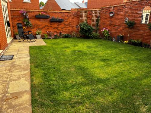 Brackley near Silverstone Grand Prix 3 double bed family home in Brackley East