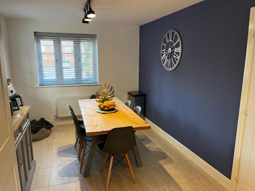 Brackley near Silverstone Grand Prix 3 double bed family home in Brackley East