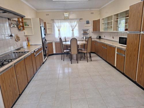 Ashley's 6 Bedroomed Guest House in 北哈拉雷