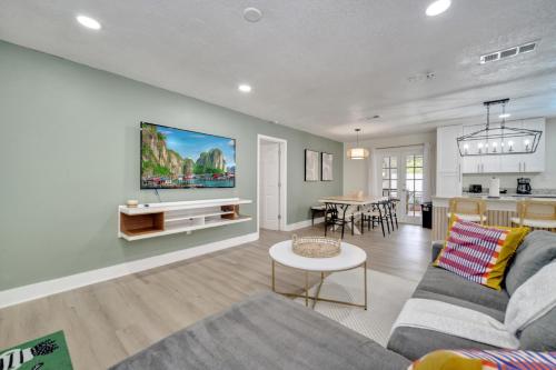 5BR Home w Pool & Big Yard Near Universal Studios in Orlando, USA