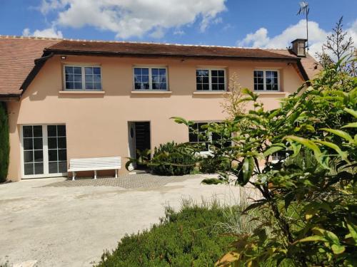 Maison avec Piscine, Jacuzzi et grand Jardin à 1h de Paris (Maison avec Piscine, Jacuzzi et grand Jardin a 1h de Paris) in Esternay