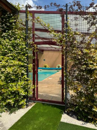 Maison avec Piscine, Jacuzzi et grand Jardin à 1h de Paris (Maison avec Piscine, Jacuzzi et grand Jardin a 1h de Paris) in Esternay