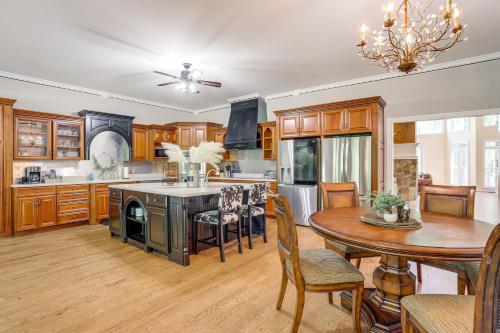 Beautiful River Front Estate in North Georgia! in Dahlonega, USA