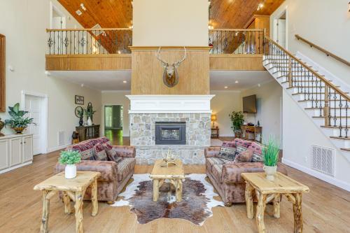 Beautiful River Front Estate in North Georgia! in Dahlonega, USA