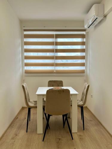 设施服务, Jelena in 亚伊采