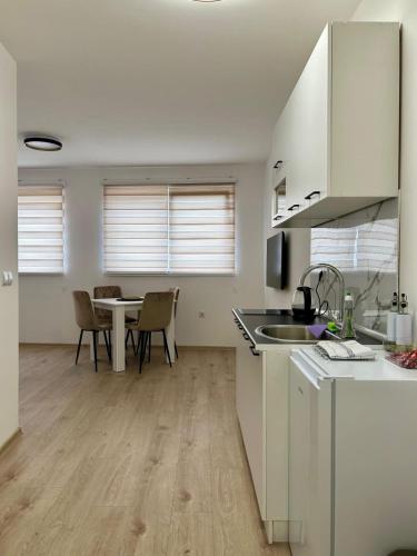 厨房, Jelena in 亚伊采