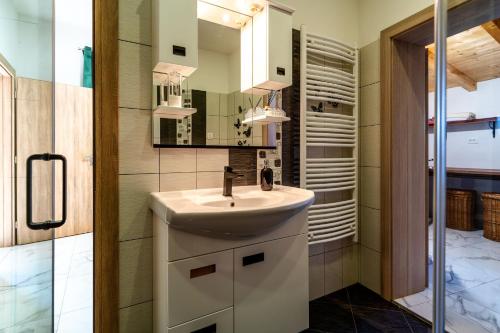 Vannas istaba, Villa Nika - Three Bedroom Villa with Private Pool in Radonic