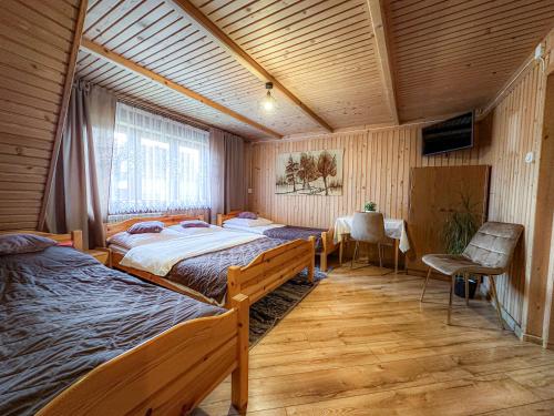 1 double bed, 2 twin beds
