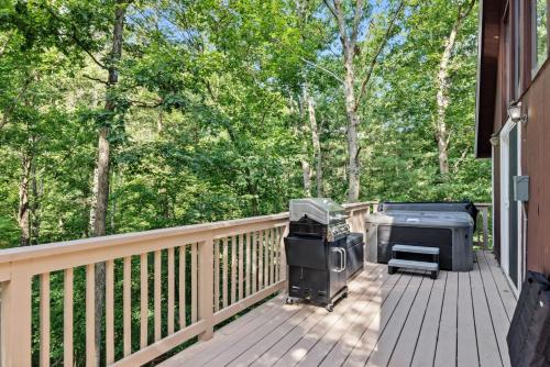 Erkély/terasz, Hot Tub Chalet-Fire Pit Grill Stream & Big Yard in Inwood (WV)