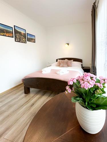 1 double bed, 1 twin bed