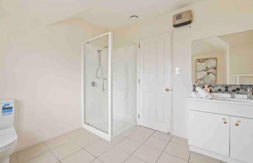 حمام, A Great Location 4 bedrooms, quiet and comfort! in Ilam