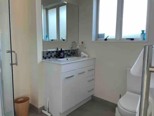 حمام, A Great Location 4 bedrooms, quiet and comfort! in Ilam