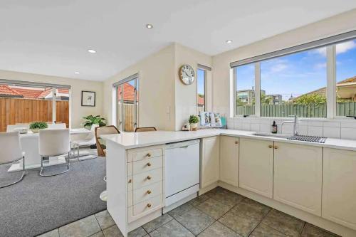 مطبخ, A Great Location 4 bedrooms, quiet and comfort! in Ilam