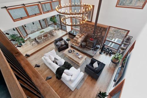 5 Star Gorgeous Cliffside Chalet with Panoramic Views