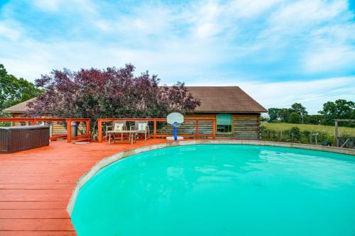 Spacious Ozarks Family Home - Private Pool and Grill in 古巴