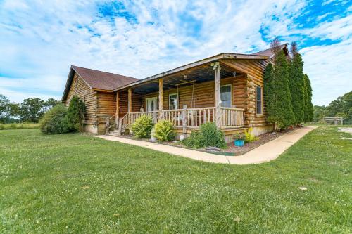 Spacious Ozarks Family Home - Private Pool and Grill in 古巴