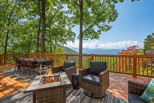Stunning Mountain Views~ Private Hot Tub~ New in Sevierville, USA