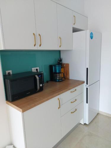 Three-Bedroom Apartment with Terrace and Sea View image 8