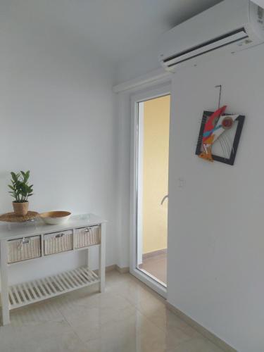 Three-Bedroom Apartment with Terrace and Sea View image 5