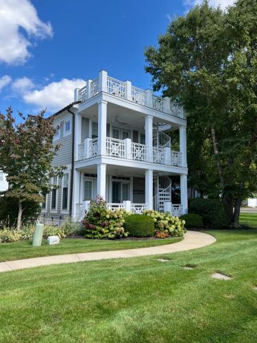 Lakeview Condo on Kalamazoo Lake, pool access, walk to town, close to Oval beach