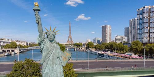 Unique Luxury Parisian Panorama High-Rise by the Eiffel Tower, Paris