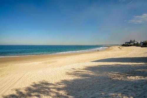 Ocean Breeze Retreat: Kings Coastal Apartment - image 3