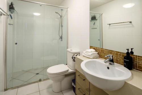 Two-Bedroom Apartment with Balcony and Sea View image 8