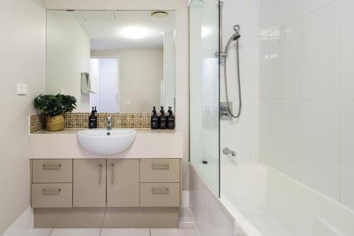 Two-Bedroom Apartment with Balcony and Sea View image 5
