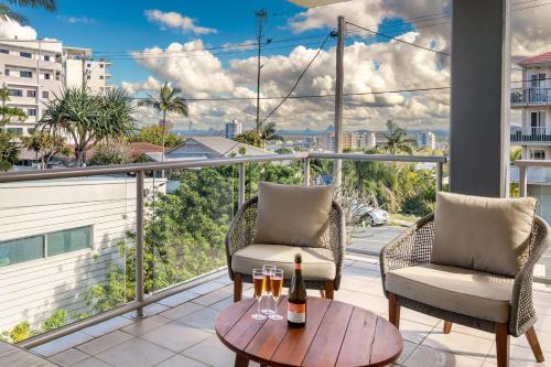 Two-Bedroom Apartment with Balcony and Sea View image 3