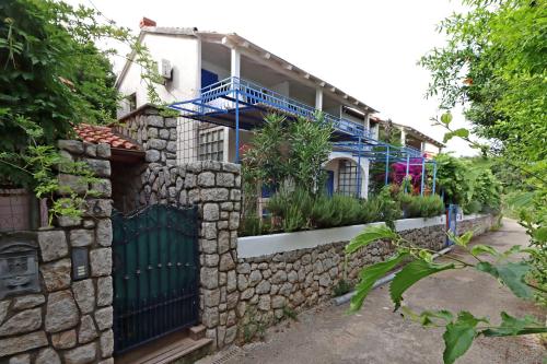 Apartments with a parking space Porozina, Cres - 23050