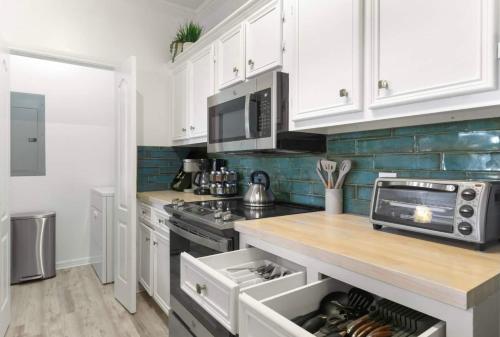 Kings Cove 5 Min to Beach, BBQ, King Bed in Corpus Christi, USA