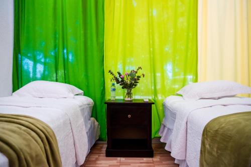 2 twin beds