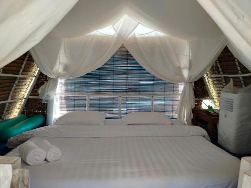 Madu Tiga Beach & Resort in Trikora Beach