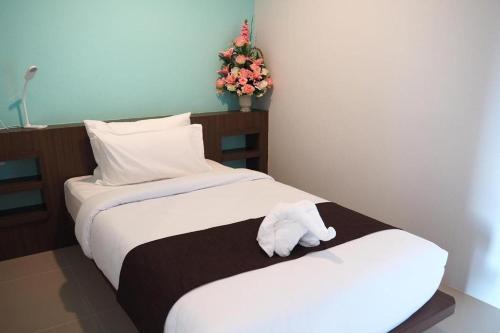 1 queen bed, 1 twin bed