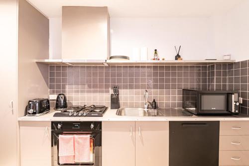 Light-Filled Converted Warehouse 2 Bedroom Apartment in Prahran in 普蘭