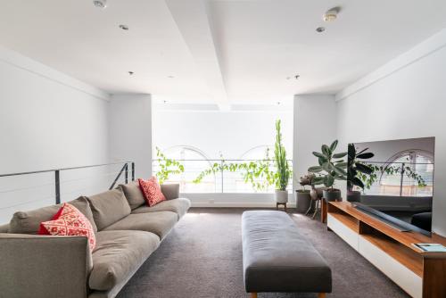 Light-Filled Converted Warehouse 2 Bedroom Apartment in Prahran in 普蘭