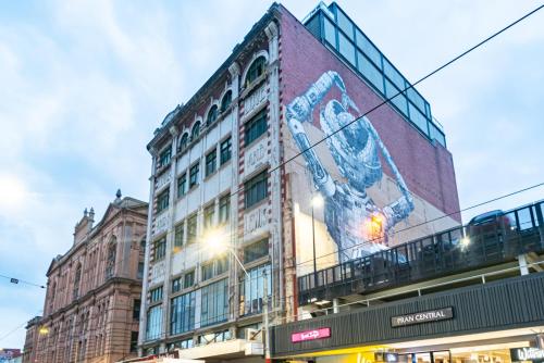 Light-Filled Converted Warehouse 2 Bedroom Apartment in Prahran in 普蘭