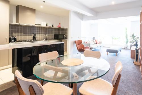 Light-Filled Converted Warehouse 2 Bedroom Apartment in Prahran in 普蘭