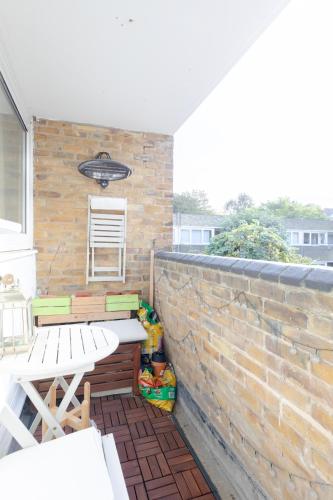 Vibrant 1BD Flat - 8 Mins to Dalston Hackney! - image 3