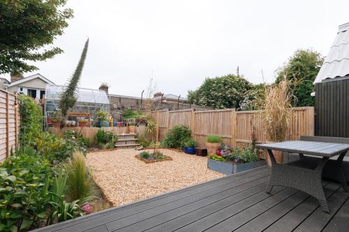Charming 2BD House in Dublin - image 13