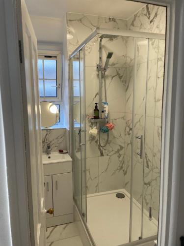 Central & Stylish 1BD Flat - 8mins to Greenwich! - image 8