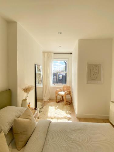 Sleek Scandi-Inspired 2BD Flat Fulham - image 11