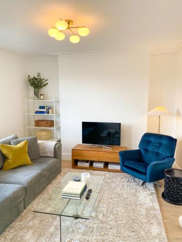Sleek Scandi-Inspired 2BD Flat Fulham - main image