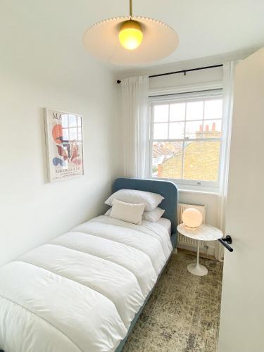 Sleek Scandi-Inspired 2BD Flat Fulham - image 8