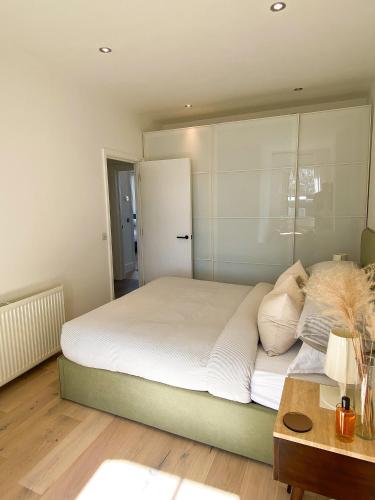 Sleek Scandi-Inspired 2BD Flat Fulham - image 5